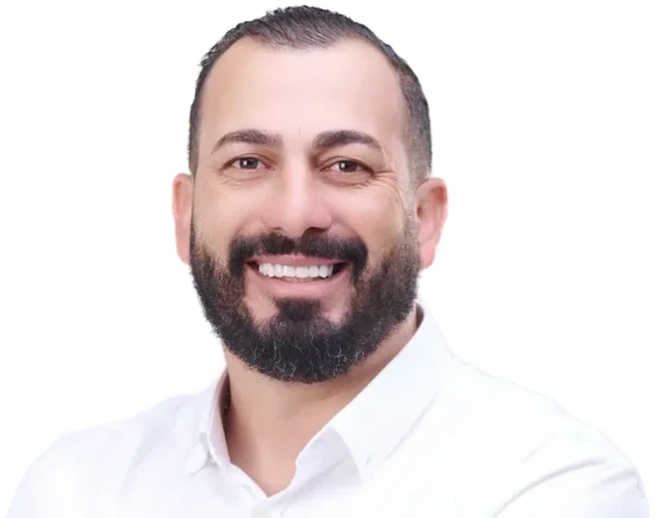 Alex Zero Grau sorrindo para a câmera, de camisa branca